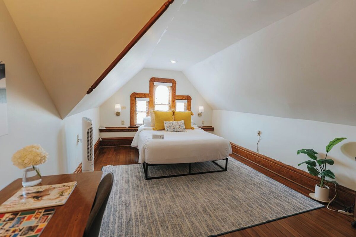 Cozy Corner | Premium bedding, down comforters, pillowtop beds, in-room safe