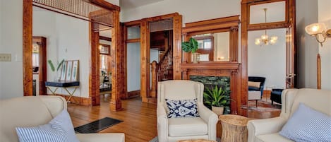 Coin salon dans le hall