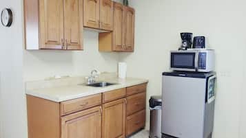 冰箱、微波炉、茶具/咖啡用具、烤面包机