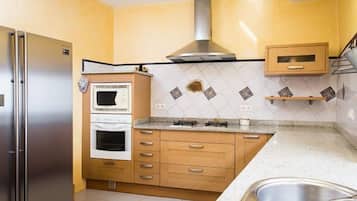 Frigorifero, microonde, forno, piano cottura