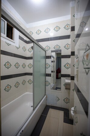 Combined shower/bathtub, towels - Hotel Sunnyside (San Francisco)
