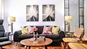 TV, DVD player - Charming Designer 3BR & sunny Terrace in Eixample - Noname (Barcelona)