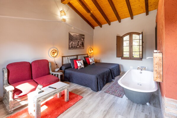 6 bedrooms, iron/ironing board, free WiFi, bed sheets