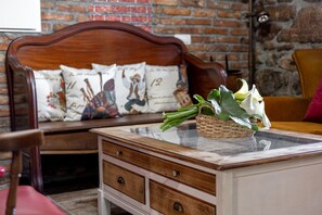 6 bedrooms, iron/ironing board, free WiFi, bed sheets