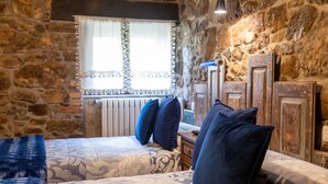 6 bedrooms, iron/ironing board, WiFi (free), bed sheets