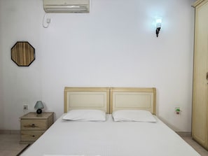 Blackout drapes, soundproofing, iron/ironing board, free WiFi - Gondolas Holiday Lanka (Ragama)