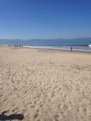 På stranden, solsenger og strandhåndklær