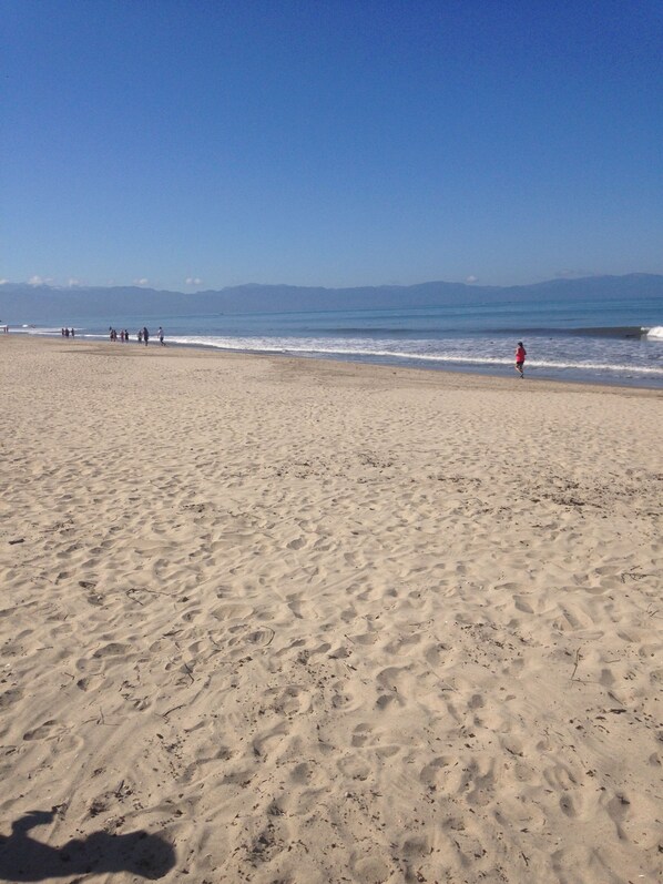 En la playa, camastros y toallas de playa