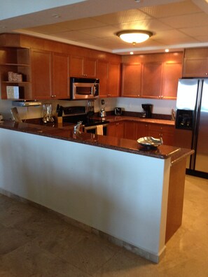 Kjøleskap, mikrobølgeovn, ovn og kokeplater