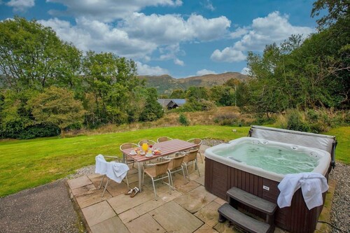 Wildwood Cottage with Hot Tub - sleeps 8 guests  in 4 bedrooms