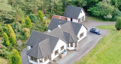 Wildwood Cottage with Hot Tub - sleeps 8 guests in 4 bedrooms
