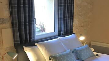 3 slaapkamers, een strijkplank/strijkijzer, reisbedje, wifi