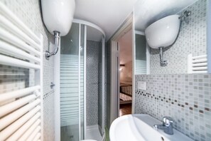 Dusche, Haartrockner, Bidet, Handtücher