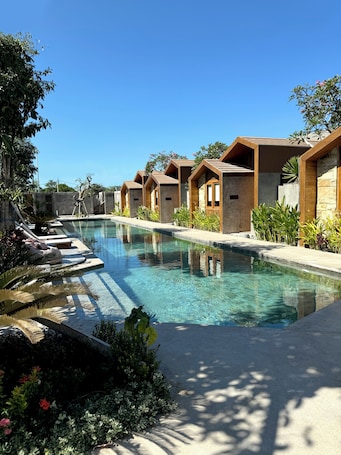 Piscina externa, espreguiçadeiras. Batatu Resort - Adults Only