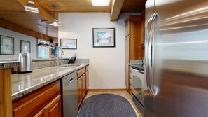 Jääkaappi, mikroaaltouuni, uuni, liesi