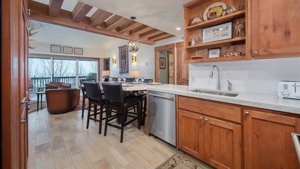Una cucina moderna con mobili in legno, lavastoviglie integrata e un'ampia finestra.
