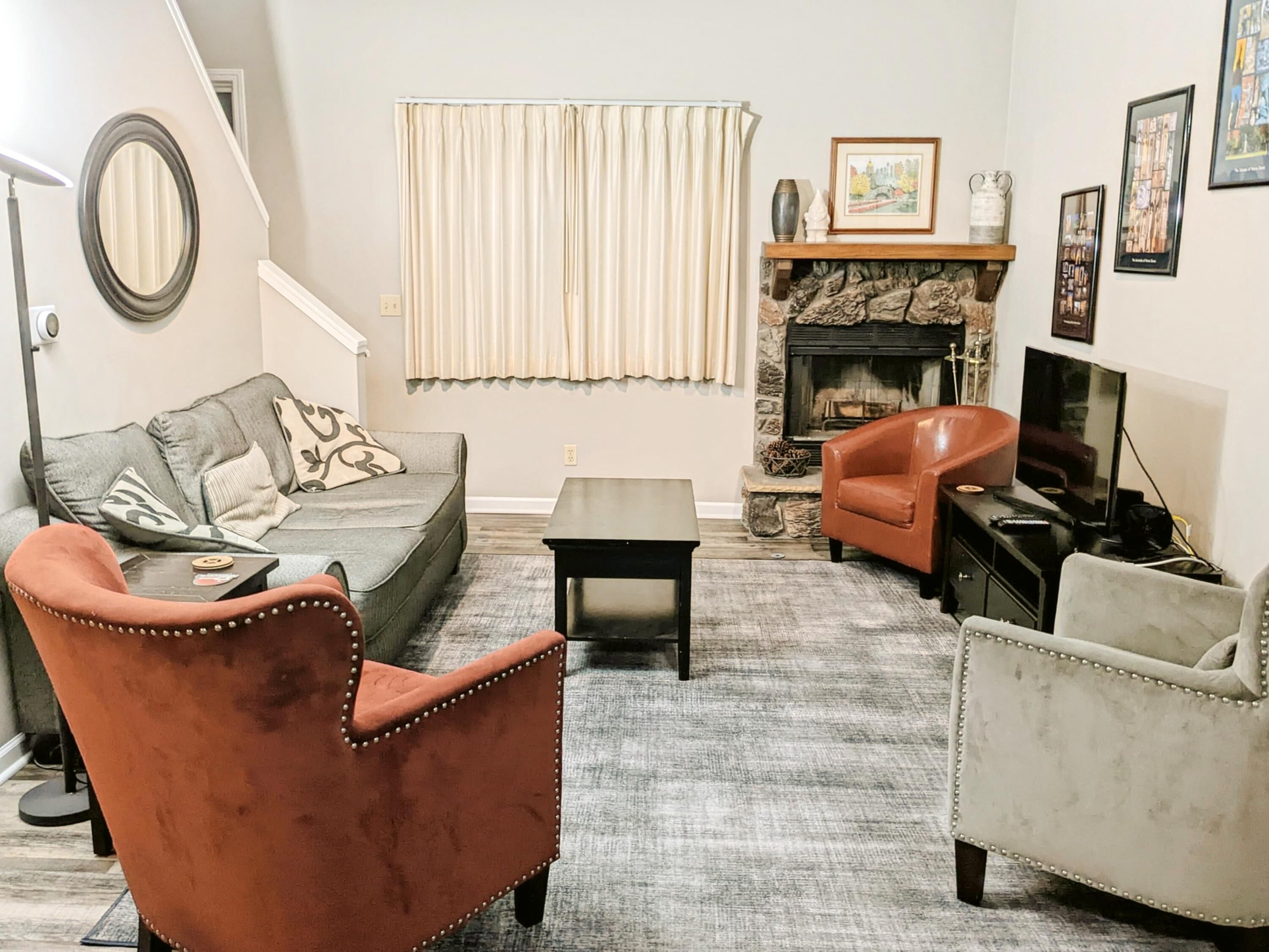 TV, lareira, escritórios