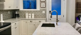 Urban Oasis 3 Miles to Cincy Sleeps 12