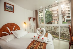 Habitación Matrimonial Queen, Vista al Río y Montaña | 迷你吧、特色装修、办公桌、遮光窗帘