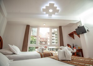 Minibar, decoración personalizada, escritorio y cortinas blackout 