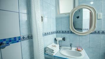 Rainfall showerhead, free toiletries, towels