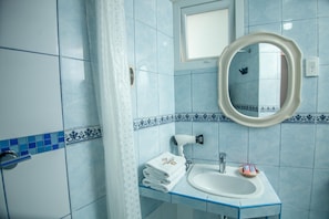 Rainfall showerhead, free toiletries, towels