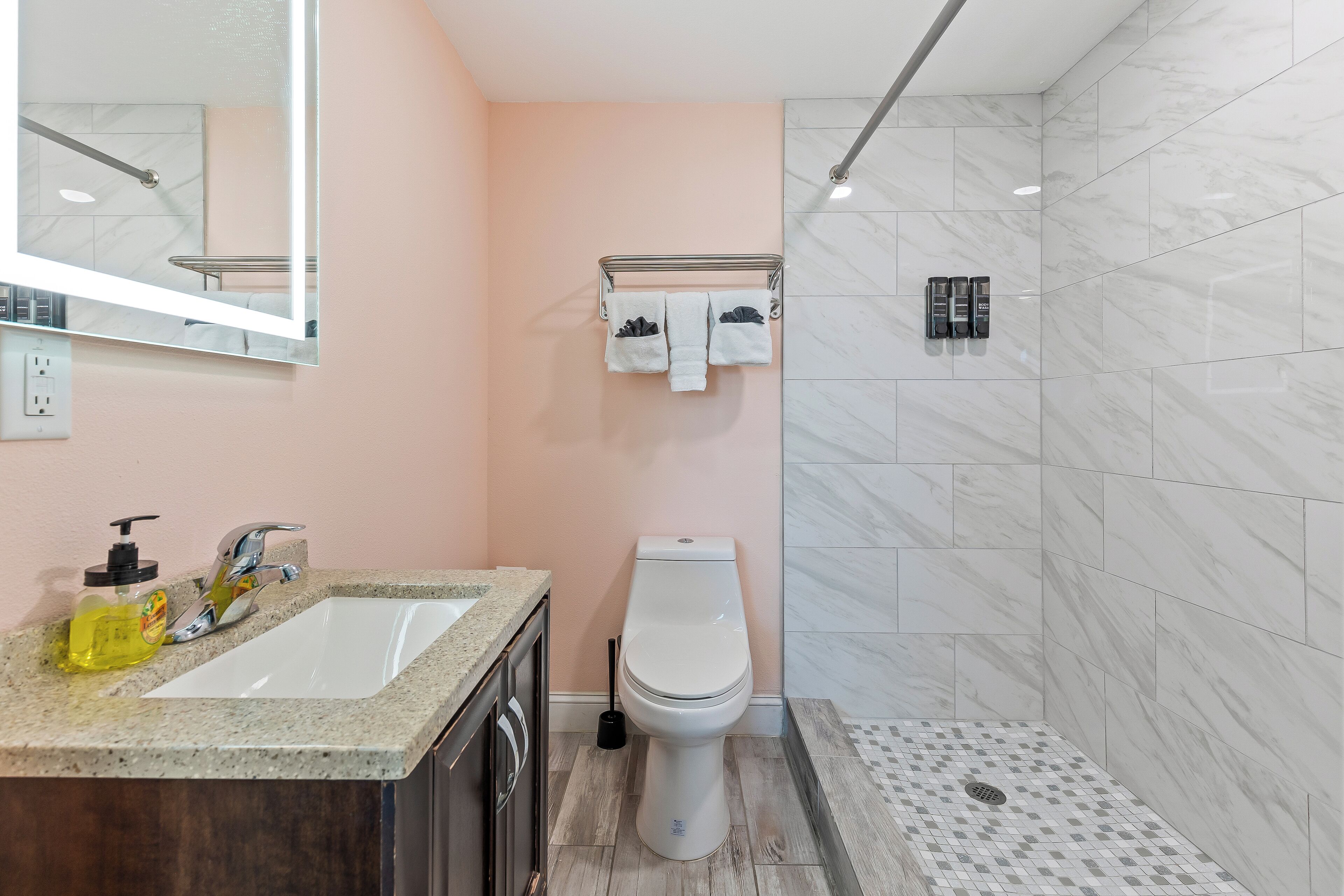 Ein Badezimmer mit Waschbecken, Toilette und Duschbereich.