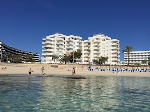 On the beach, sun loungers, beach towels - CALA MILLOR right on the beach! New, exclusive apartment (Cala Millor)