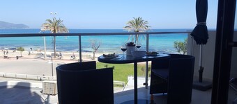 CALA MILLOR right on the beach! New, exclusive apartment