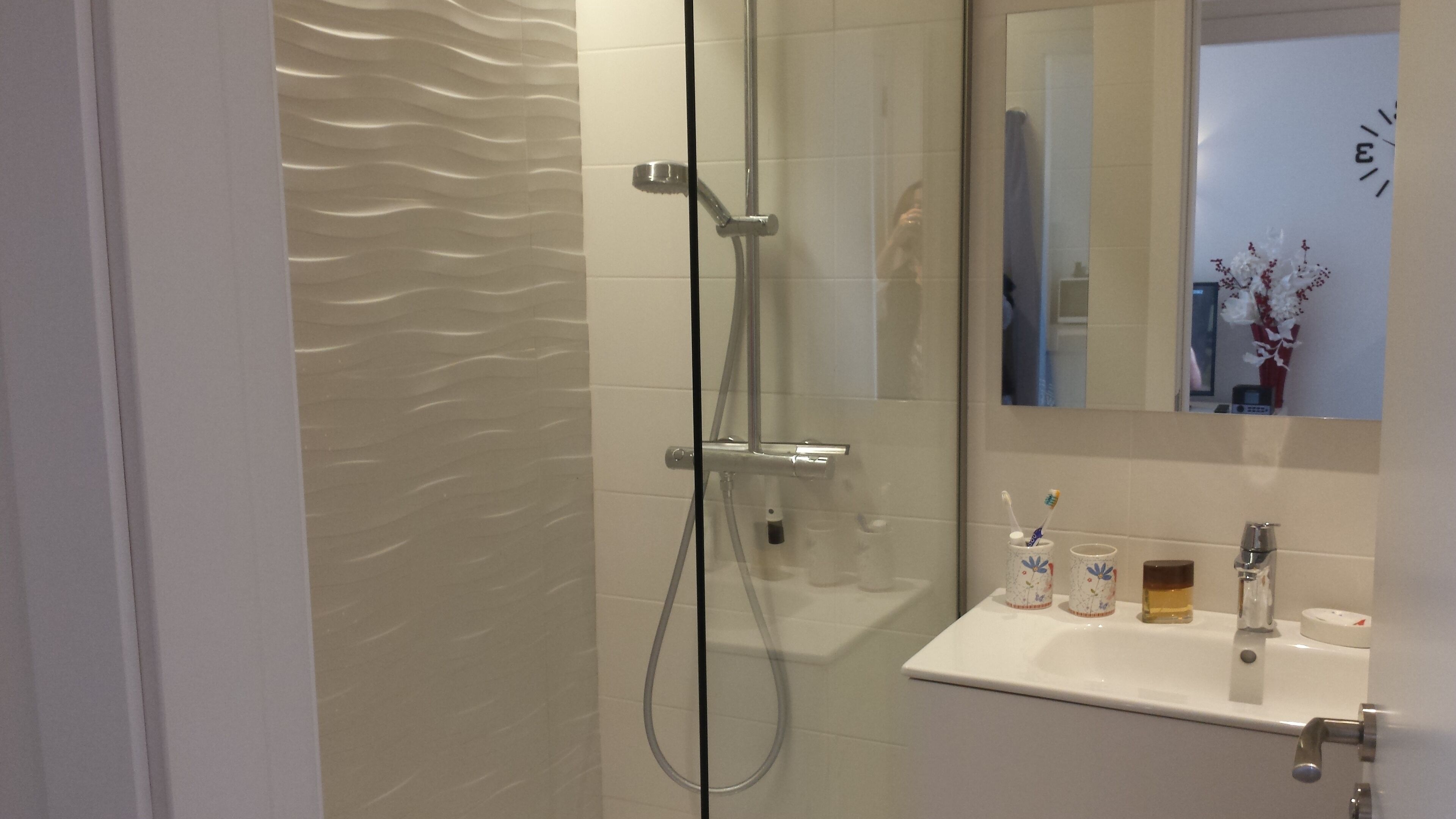 Een douche, een haardroger, handdoeken, zeep