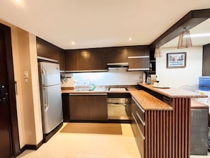 Kühlschrank, Mikrowelle, Ofen, Herdplatte