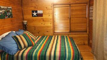 2 dormitorios y tabla de planchar con plancha