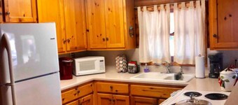 Log House-2 bedroom near Medina Lake