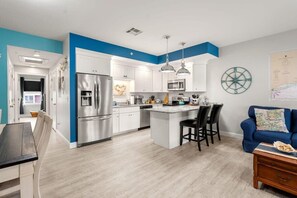 Réfrigérateur, four à micro-ondes, un four, surface de cuisson