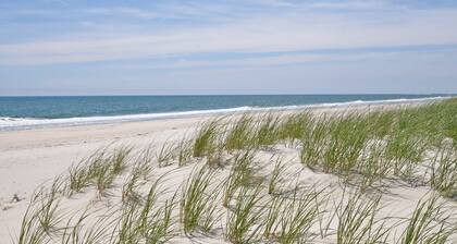 🌞 DUNE ROAD STEPS TO THE OCEAN - 4 BEDROOM HOME ⛱ 🌊