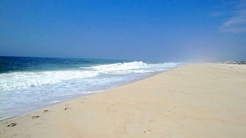 En la playa, camastros y toallas de playa