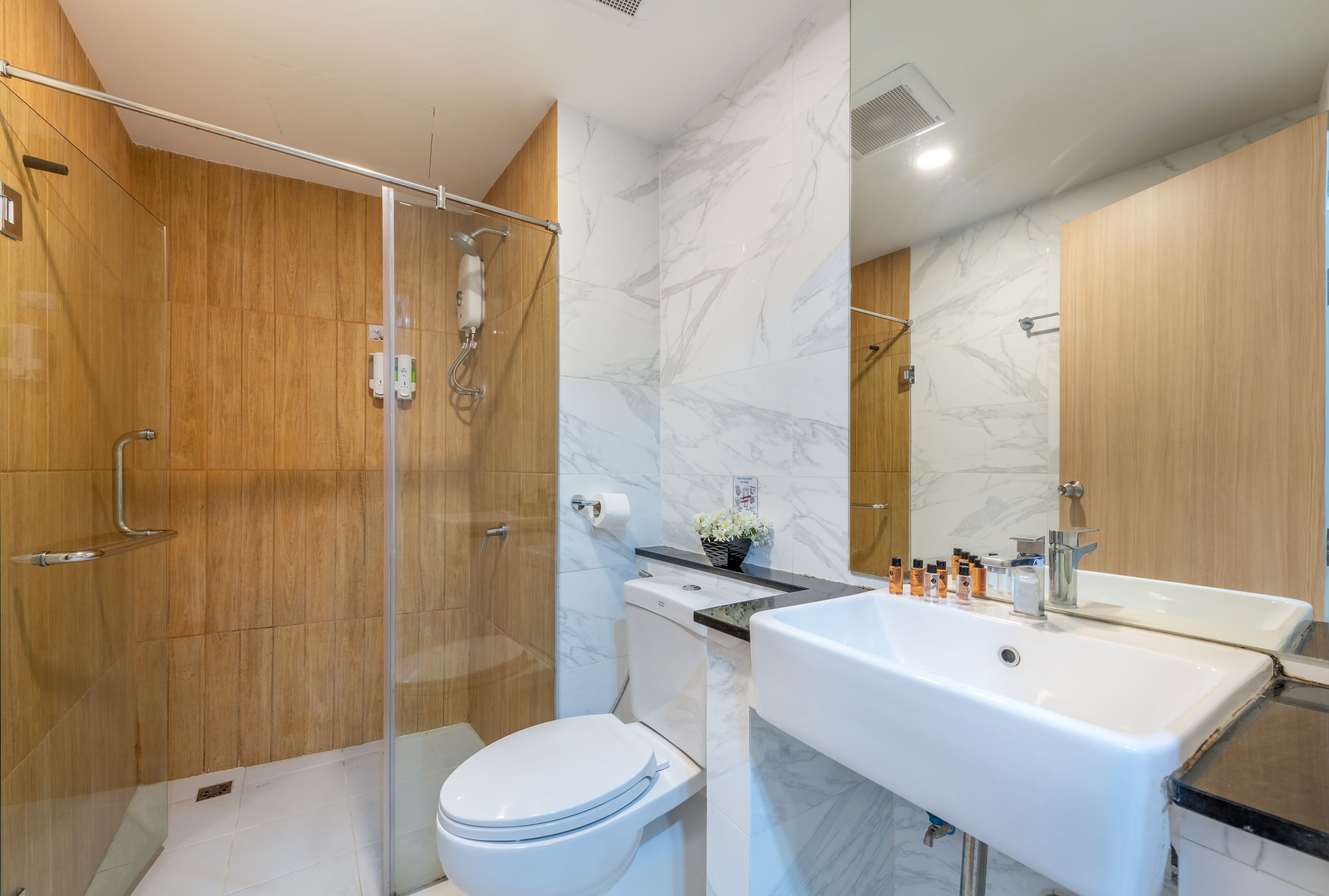 Family Room | Bathroom | Shower, free toiletries, hair dryer, towels
