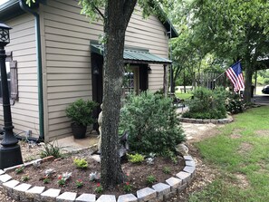 Property grounds - Easy living country style <br>Cottonseed House (Elm Mott)