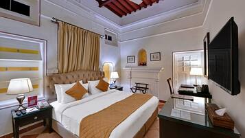 Traditional Room, 1 King Bed, Non Smoking | Premium bedding, pillowtop beds, in-room safe, individually decorated