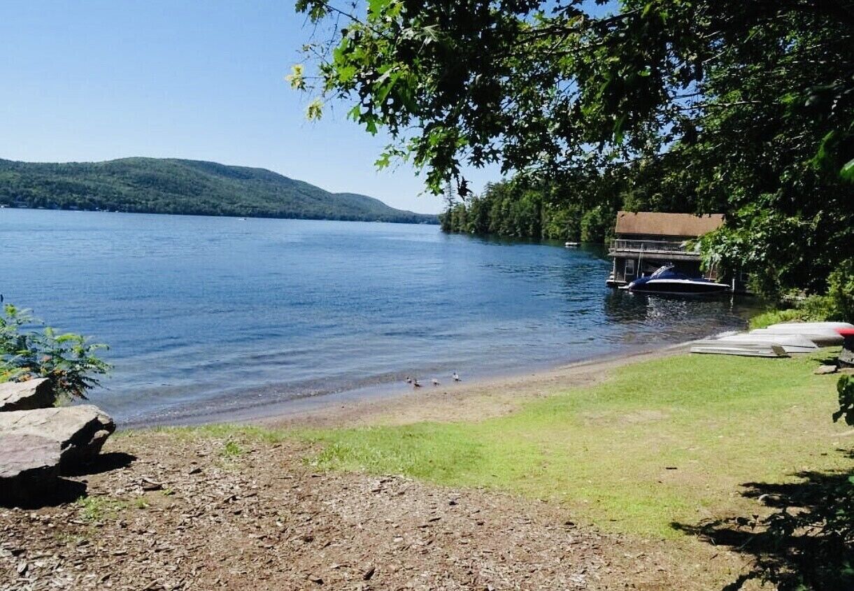 Beach nearby, sun loungers, beach towels