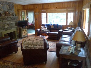 Smart TV, chimenea, videojuegos y reproductor de DVD