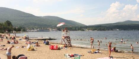 靠近海滩、沙滩椅、沙滩毛巾