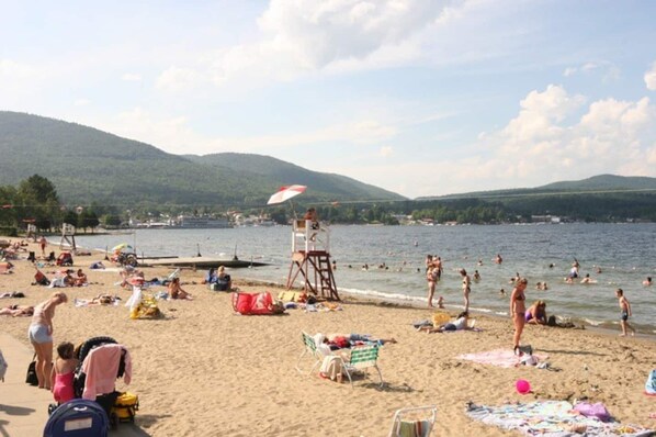 Beach nearby, sun-loungers, beach towels