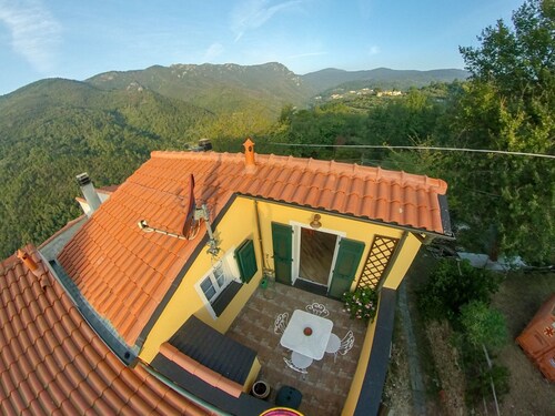 Auf den Finalesi-Hügeln, ideal für Biker und Kletterer. Paradies um 15 min. vom Meer entfernt.