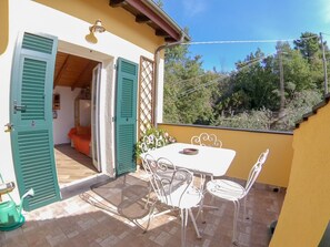 Outdoor dining - In the Final Hills, ideal for bikers and climbers. Paradise 20 min. from the sea. (Rialto)