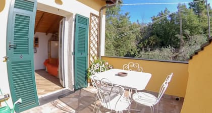 Sur les collines de Finalesi, idéal pour les motards et les grimpeurs. Paradis à 15 min. de la mer.