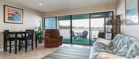 Télévision, cheminée, lecteur de DVD, jouets