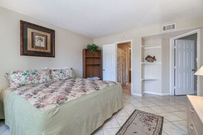 1 bedroom, iron/ironing board, travel cot, WiFi - ☀️Sunrise View ⛱Waterfront Balcony❤️Lake Getaway❤️ (Willis)