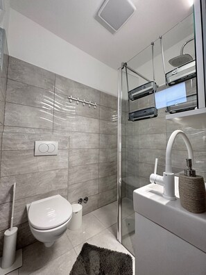 Bathtub, towels