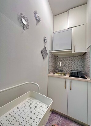 Refrigerador, placa de cocina, utensilios de cocina, especias
